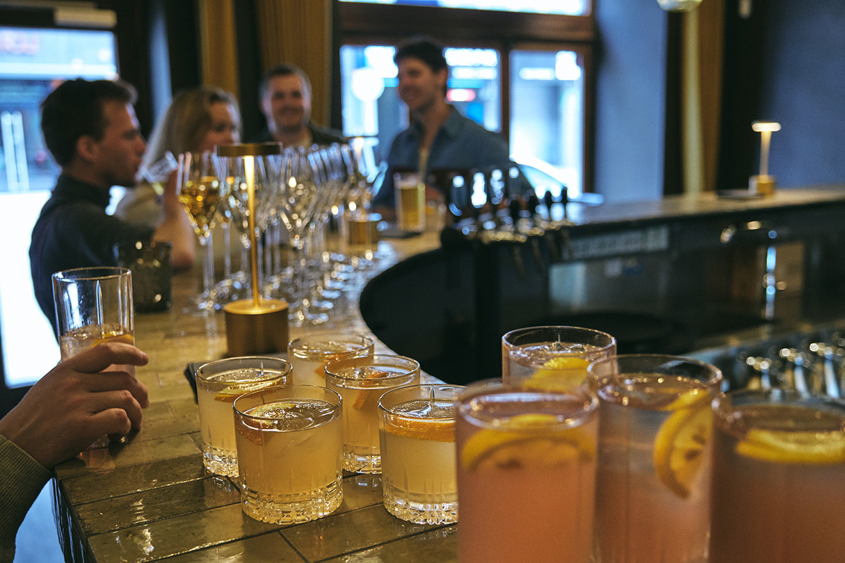 Julefrokost start i baren med stående drinks og champagne