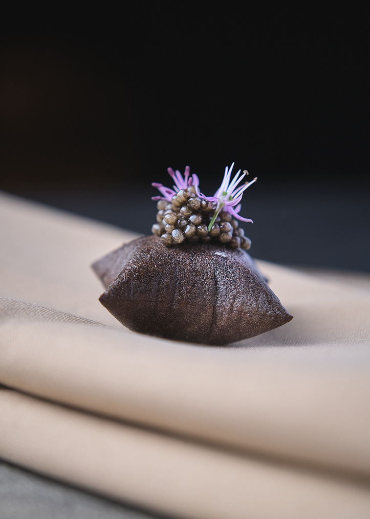 Julefrokost snack med maltpude, krabbesalat og caviar